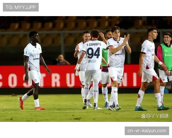 暴雨中进行的卡利亚里对阵莱切比赛,场地多处积水 暴雨中进行的卡利亚里对阵莱切比赛,场地多处积水